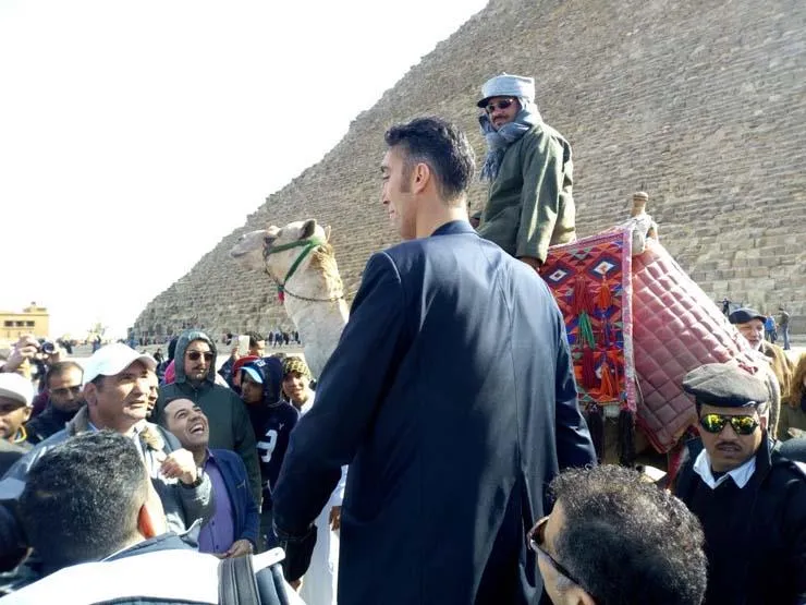 World tallest man & shortest woman visit the pyramids World tallest man & shortest woman visit the pyramids