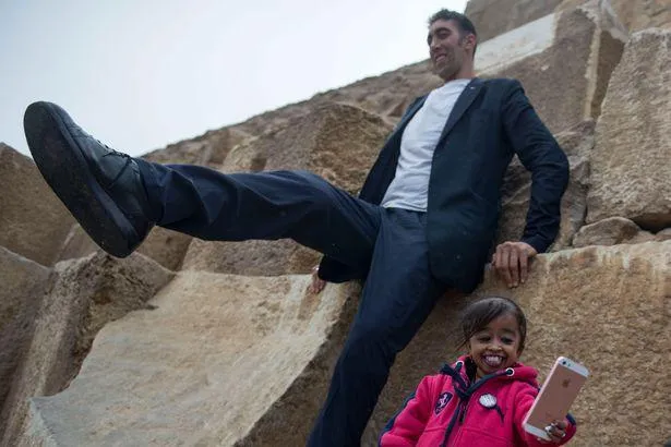World tallest man & shortest woman visit the pyramids World tallest man & shortest woman visit the pyramids